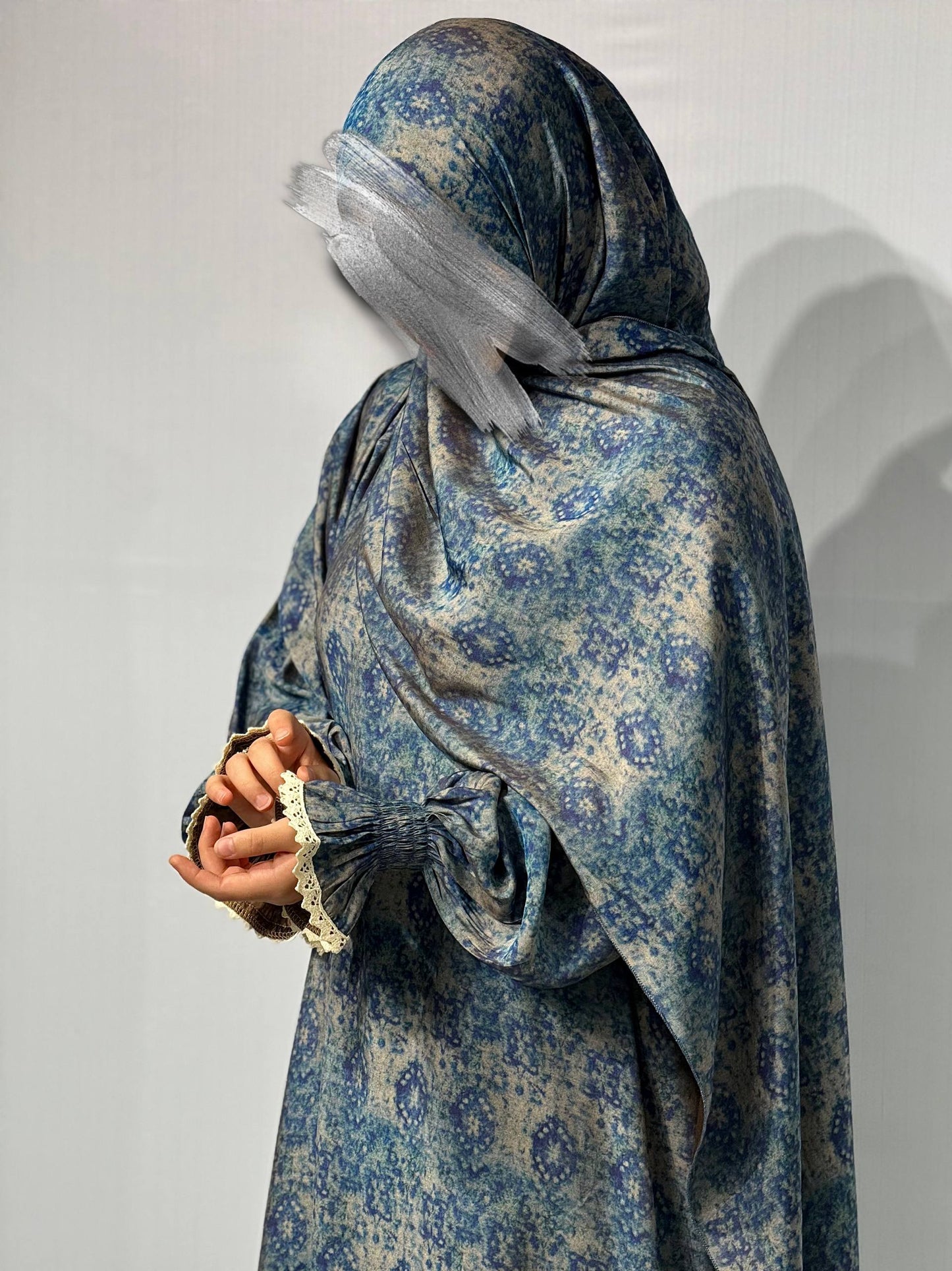 Abaya in Tensil Cupra – Zacht kant en zijdeachtige elegantie