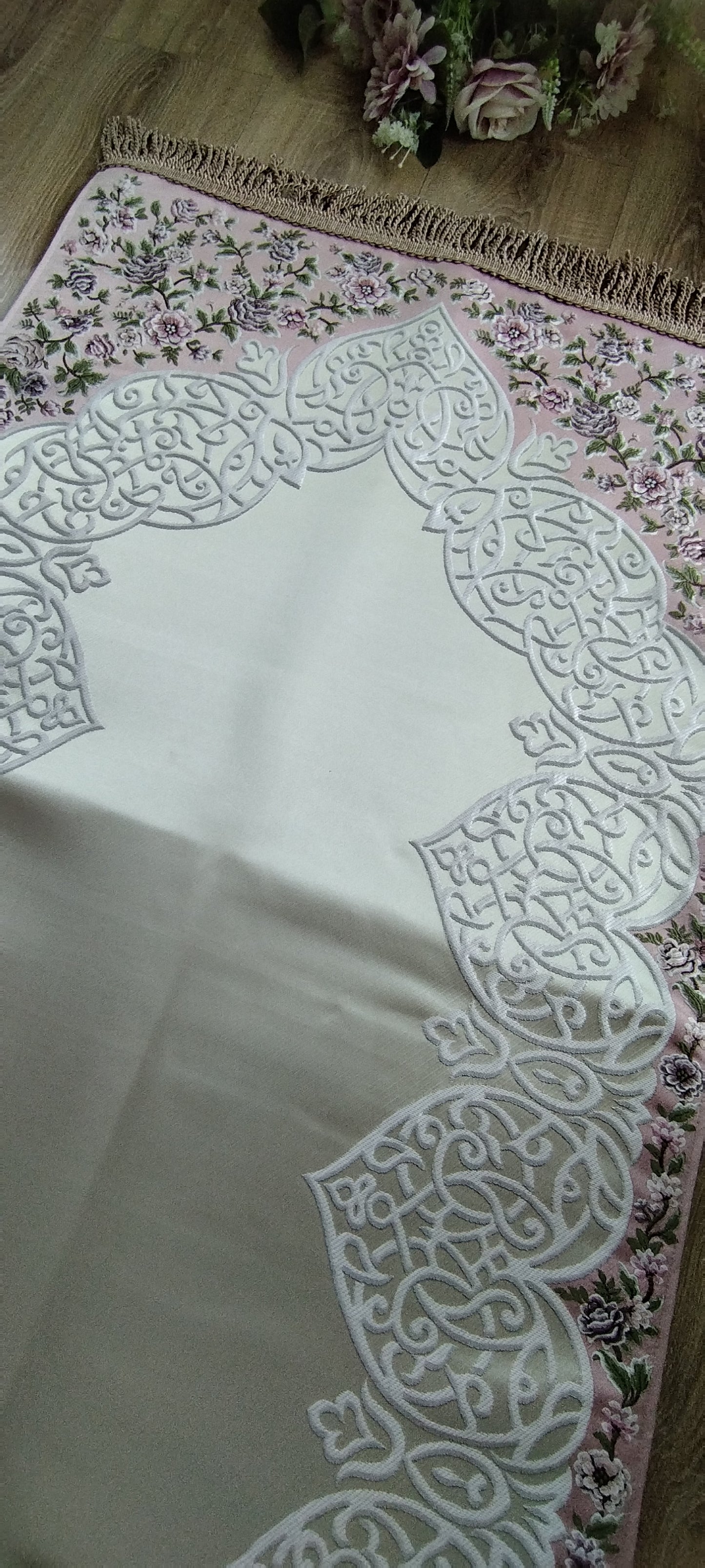 Satin Gebedskleed met Geborduurde Bloemen – 70×120 cm