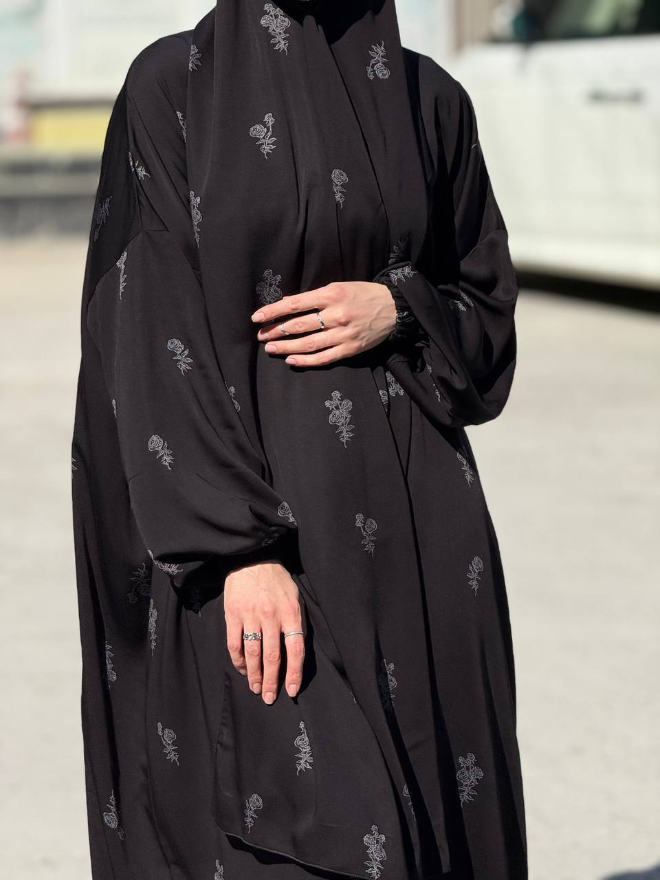 Elegante abaya met sjaal – Italiaanse zijde in tijdloze zwart