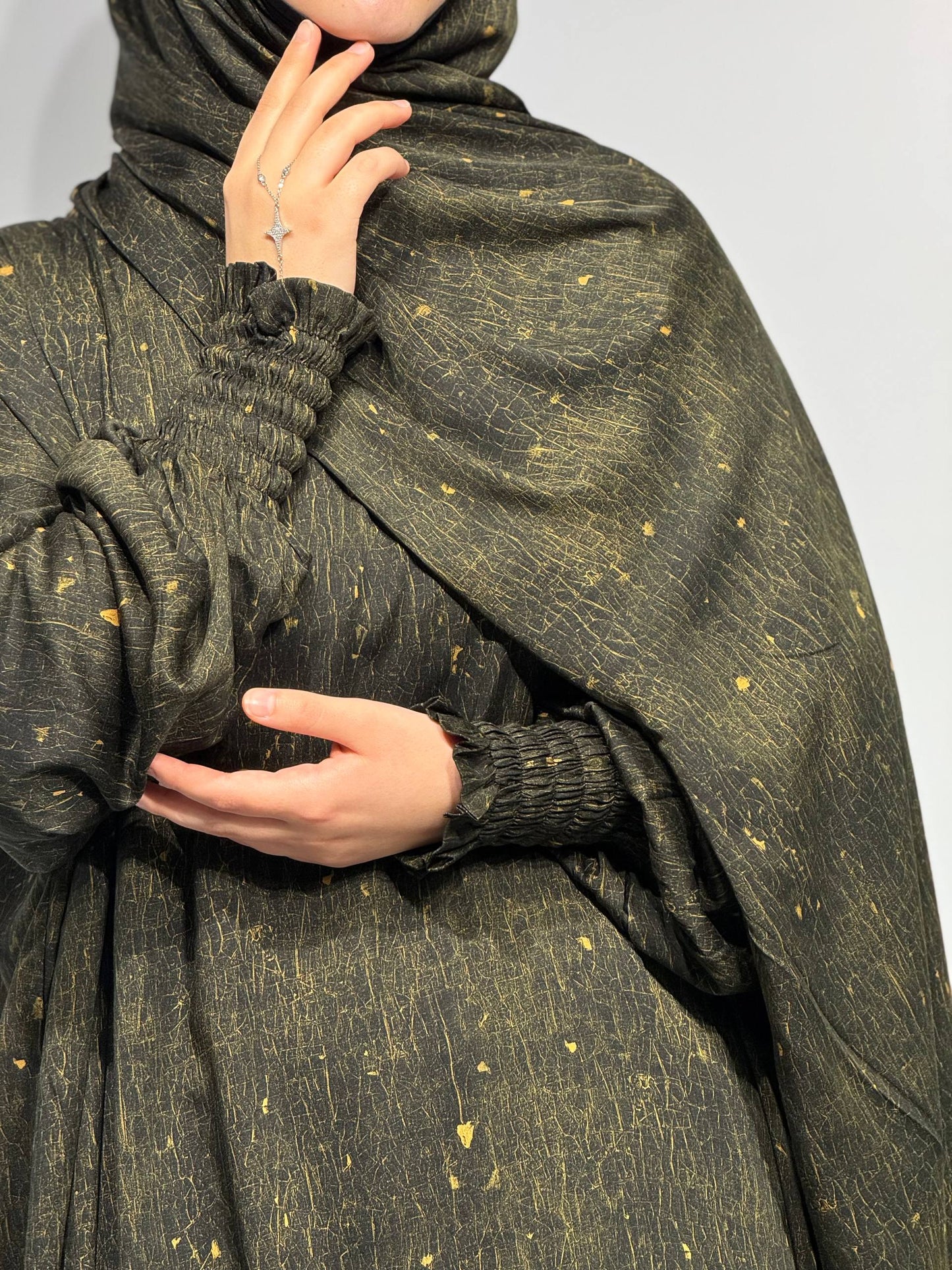 "Zacht Goud – Abaya met Fronsrug en Losse Sjaal"