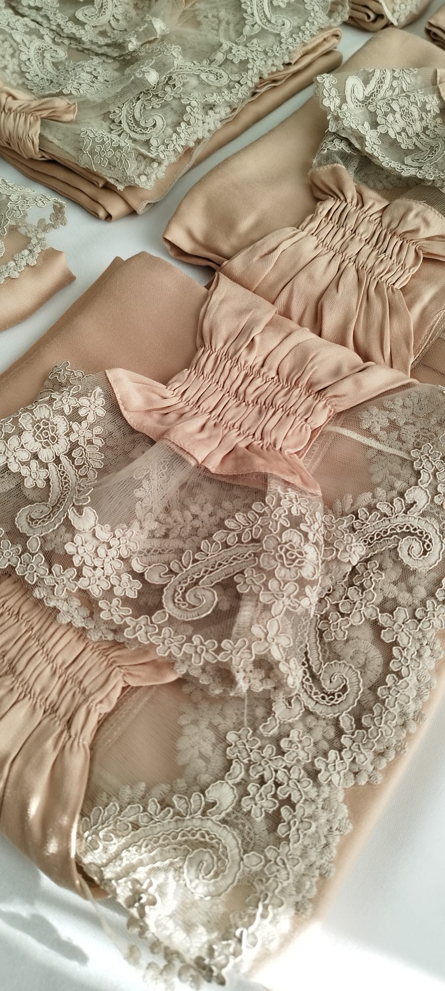 Prachtige gebedjurk van katoen en zijde met fijn kant