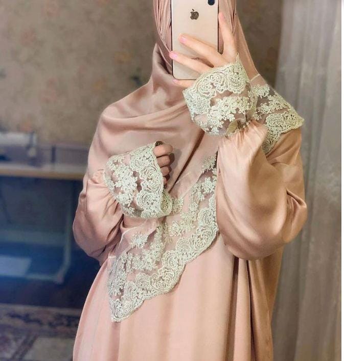 Prachtige gebedjurk van katoen en zijde met fijn kant