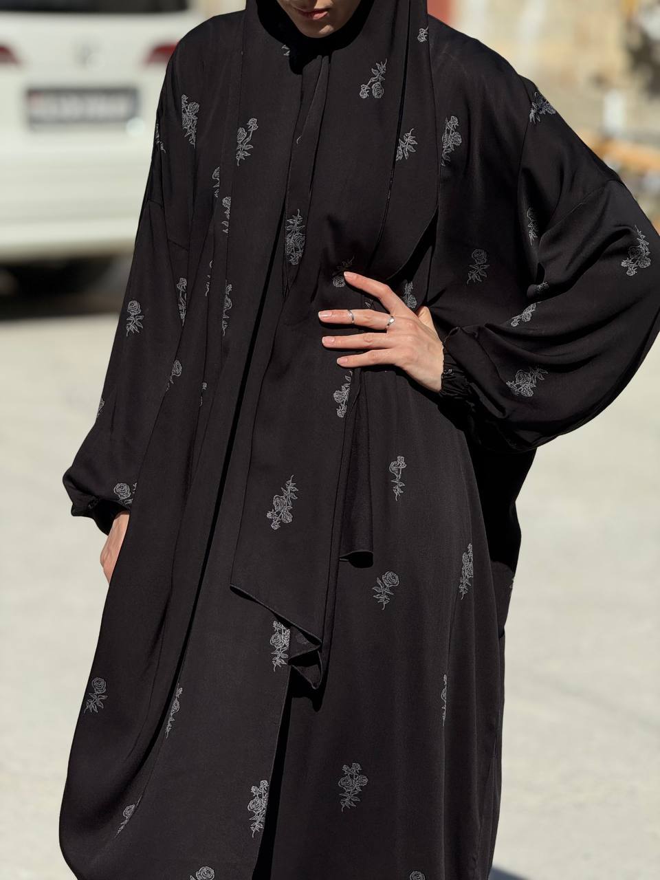 Elegante abaya met sjaal – Italiaanse zijde in tijdloze zwart
