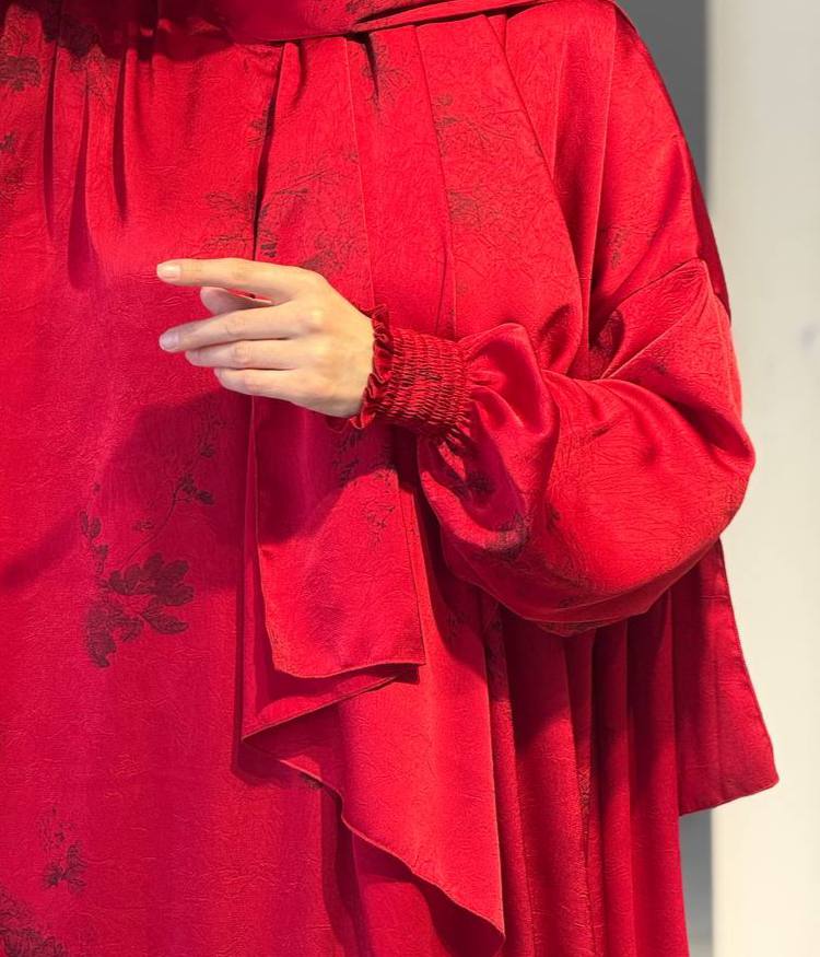 Abaya in Japanse zijde – Tijdloze schoonheid met losse sjaal