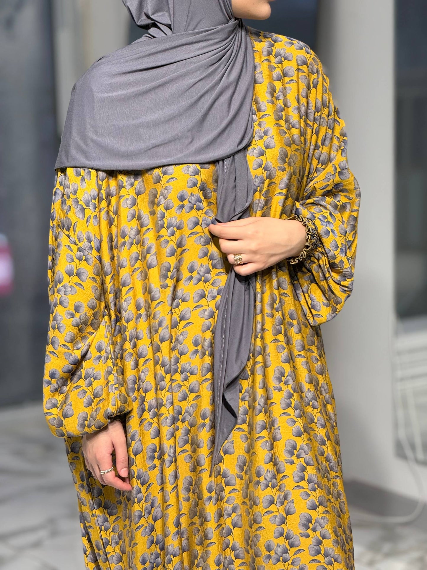 Nieuw ontwerp met ingenaaide sjaal – Zonnige elegantie