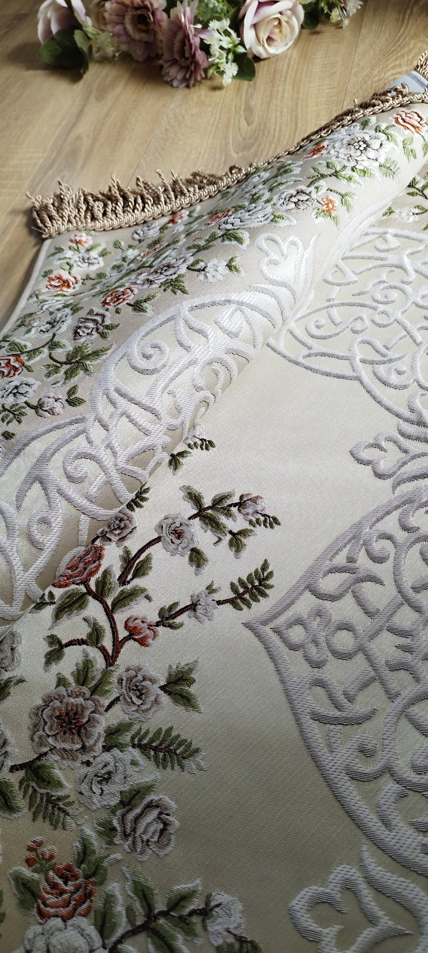 Satin Gebedskleed met Geborduurde Bloemen – 70×120 cm