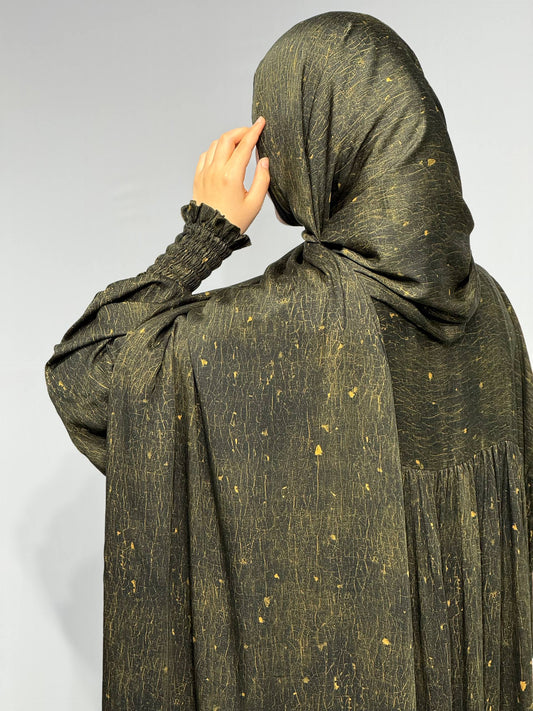 "Zacht Goud – Abaya met Fronsrug en Losse Sjaal"