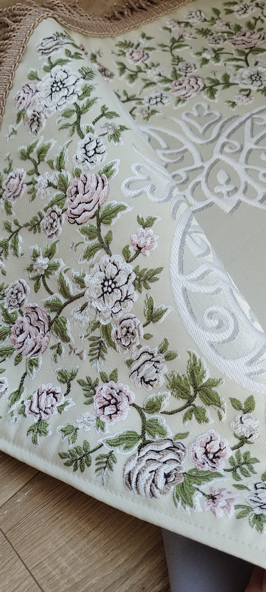 Satin Gebedskleed met Geborduurde Bloemen – 70×120 cm