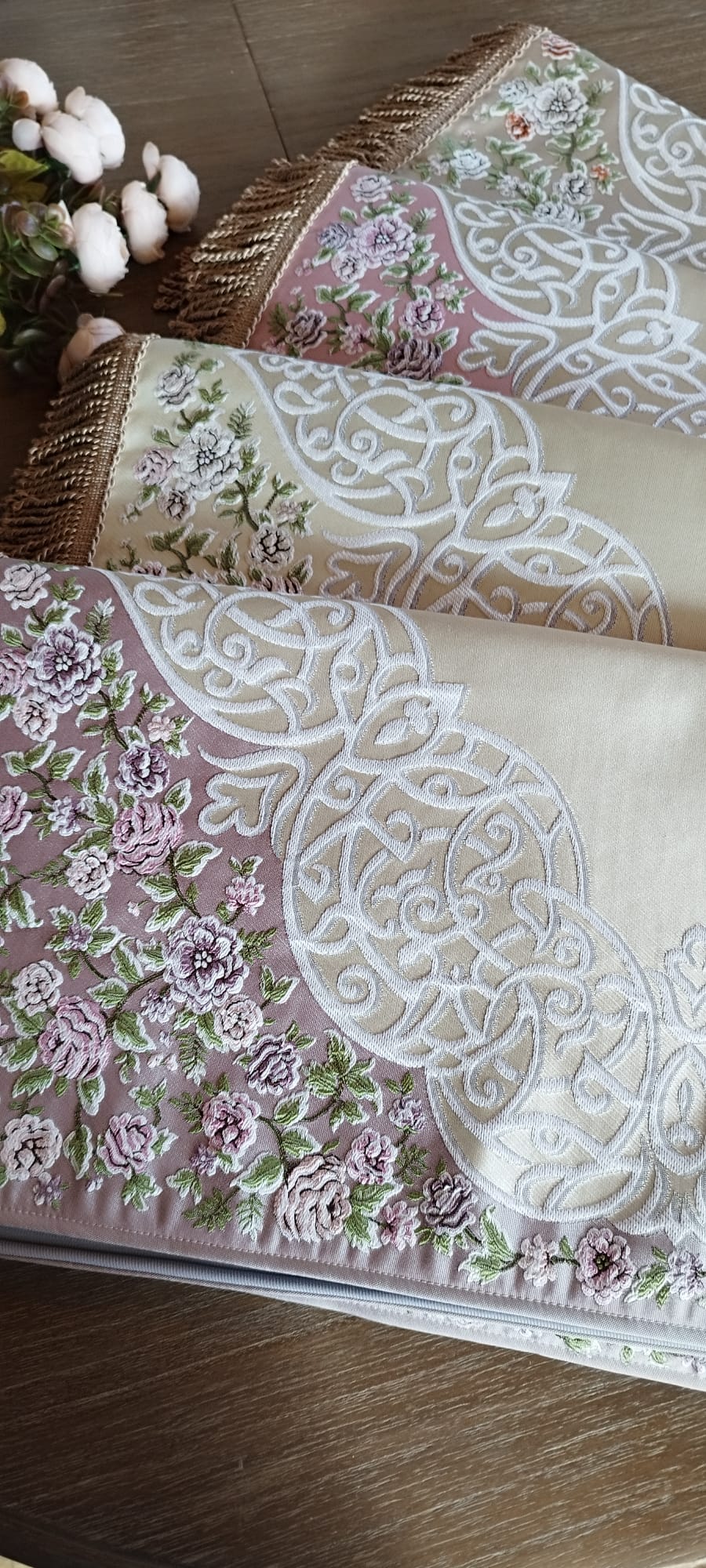 Satin Gebedskleed met Geborduurde Bloemen – 70×120 cm