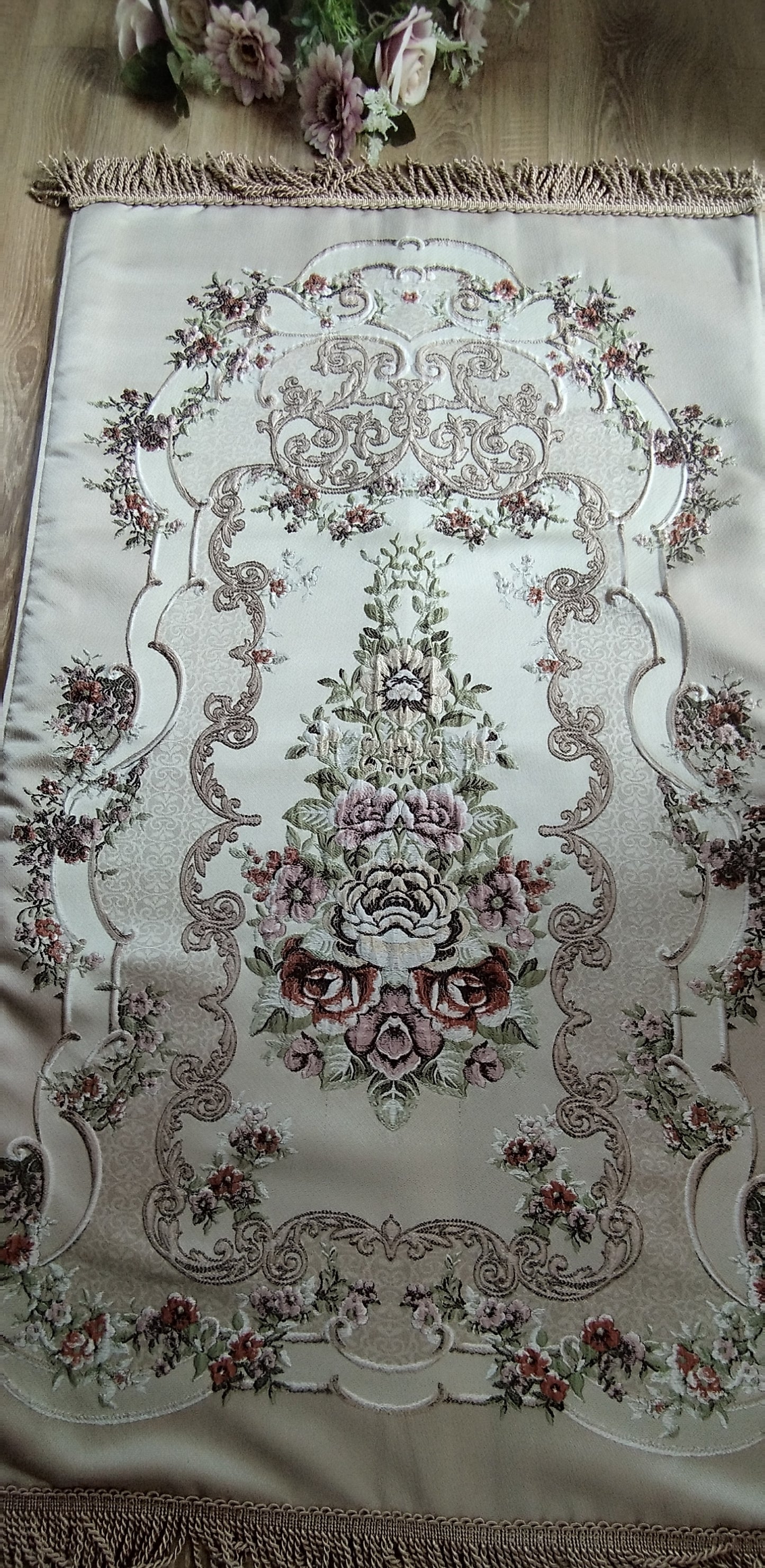 Satijnen Gebedsmat met Bloemenborduurwerk – 70×130 cm