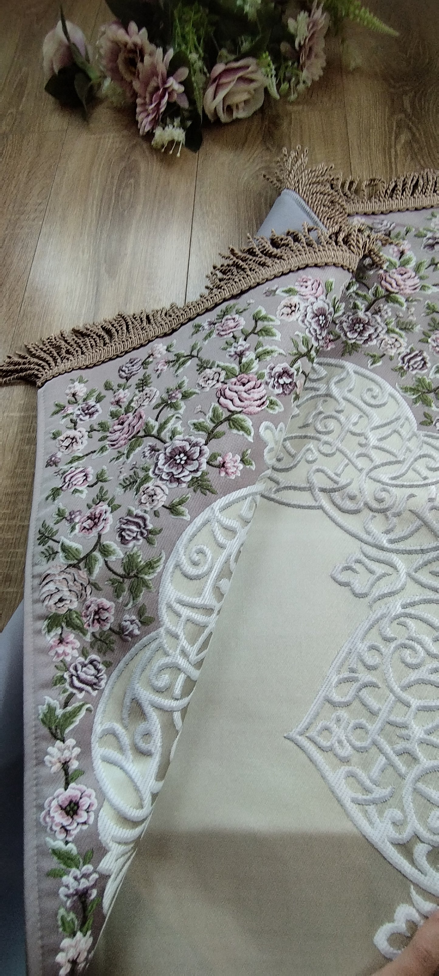 Satin Gebedskleed met Geborduurde Bloemen – 70×120 cm