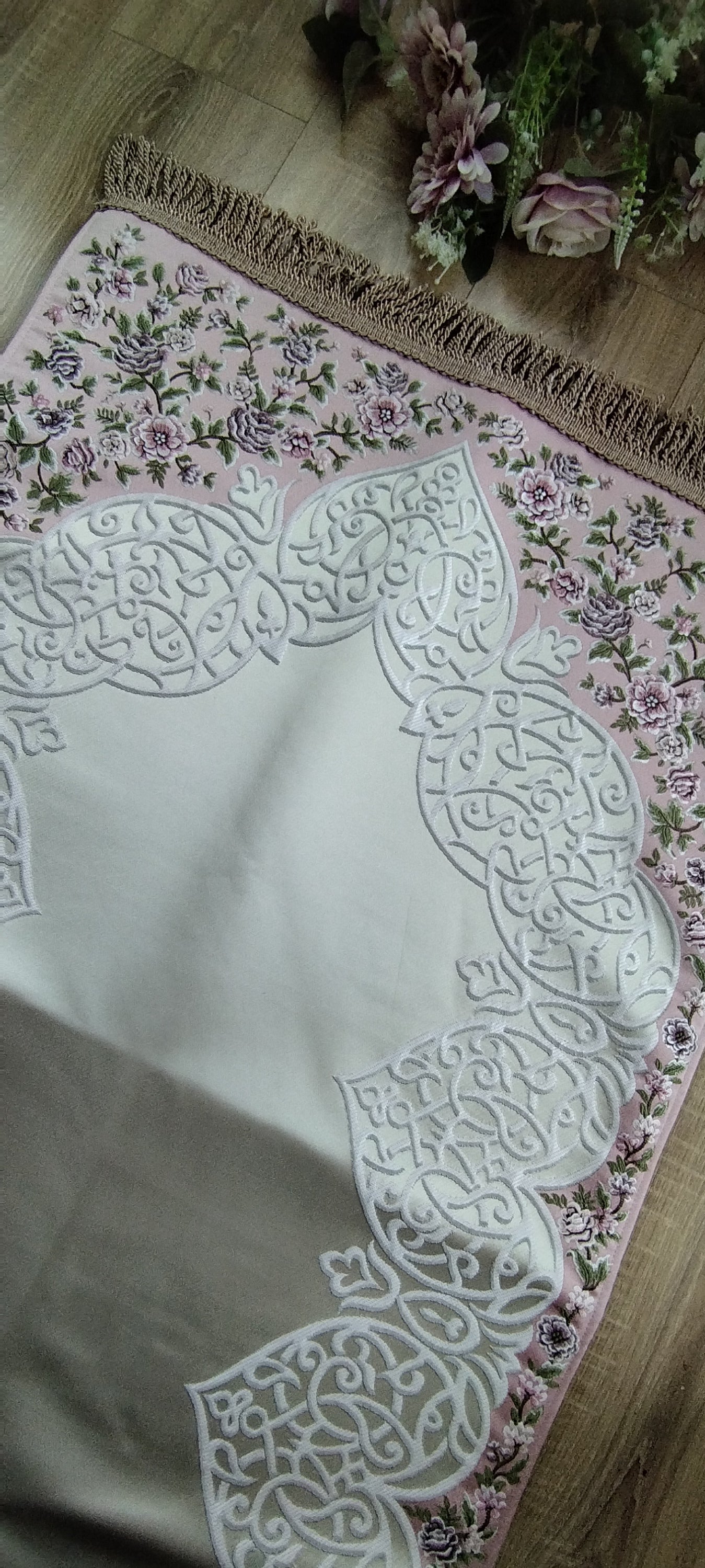 Satin Gebedskleed met Geborduurde Bloemen – 70×120 cm