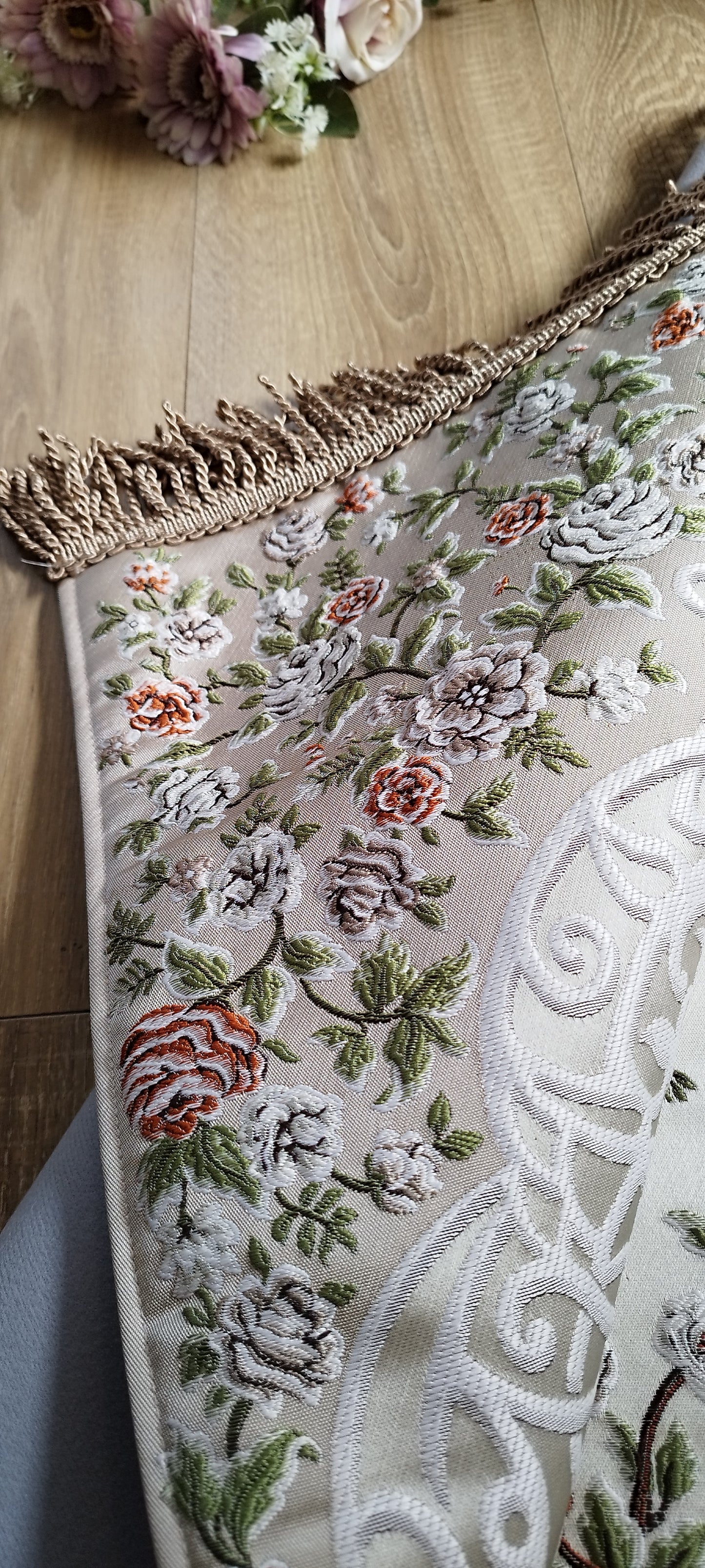 Satin Gebedskleed met Geborduurde Bloemen – 70×120 cm