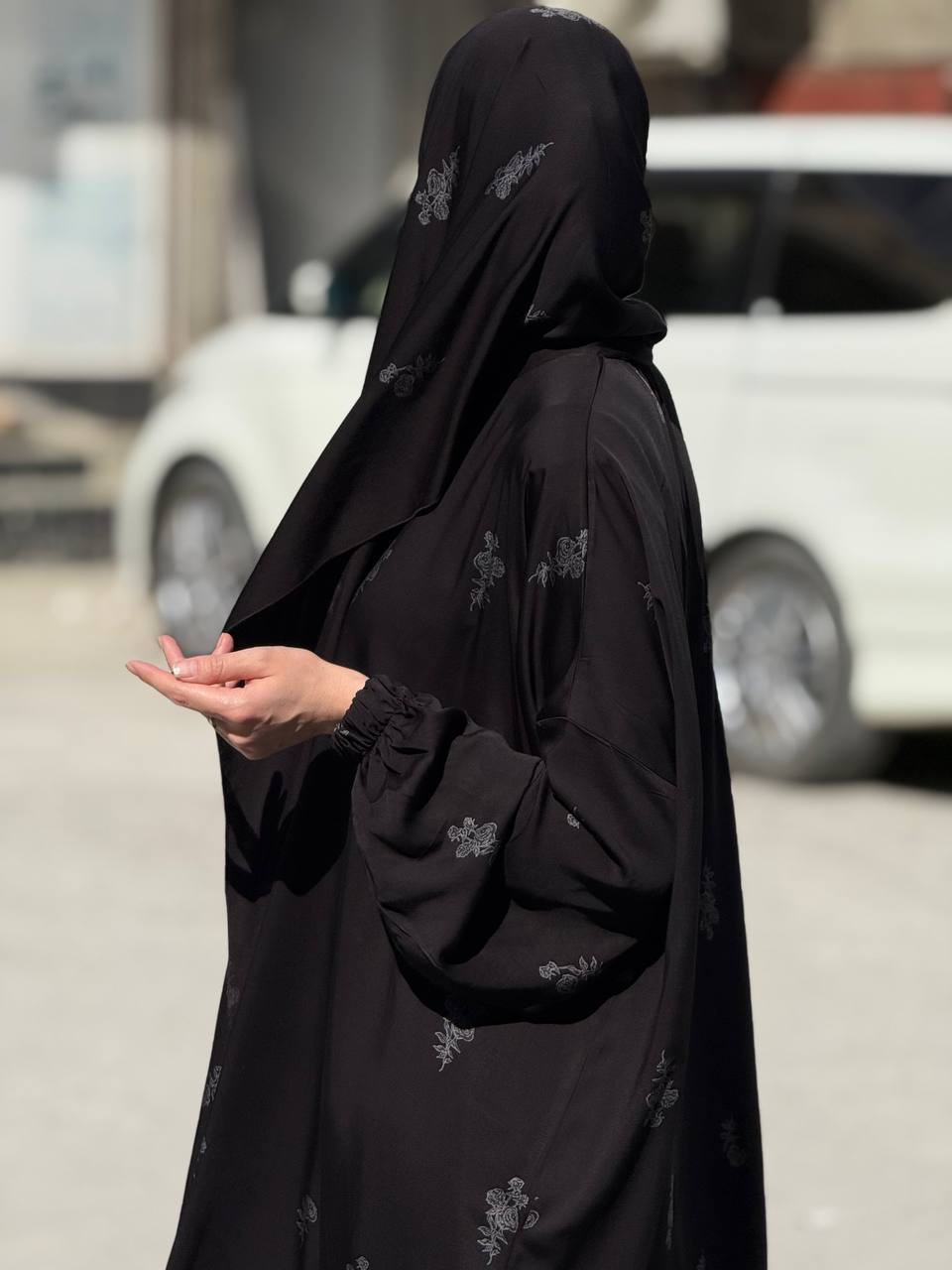 Elegante abaya met sjaal – Italiaanse zijde in tijdloze zwart