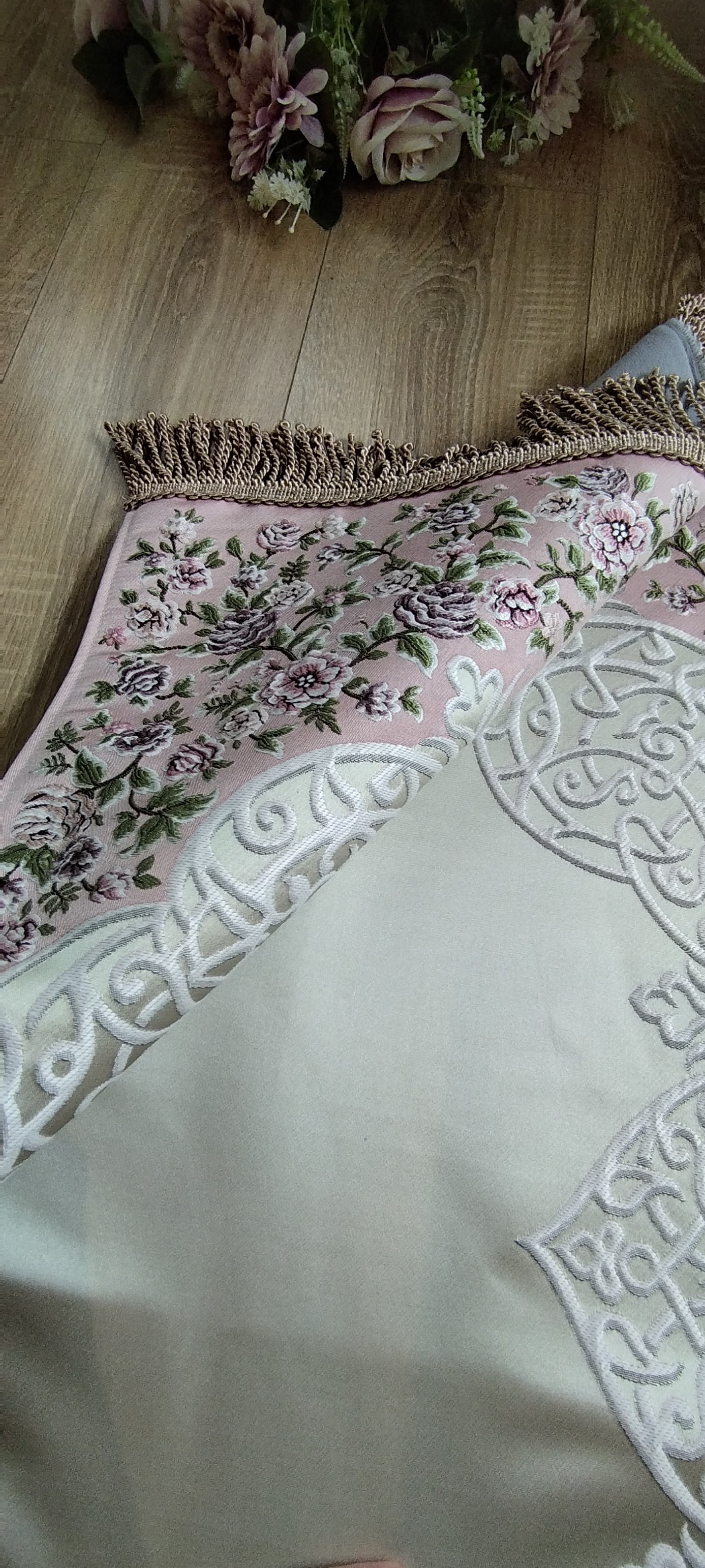Satin Gebedskleed met Geborduurde Bloemen – 70×120 cm