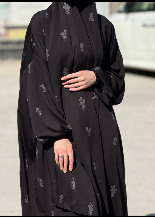 Elegante abaya met sjaal – Italiaanse zijde in tijdloze zwart