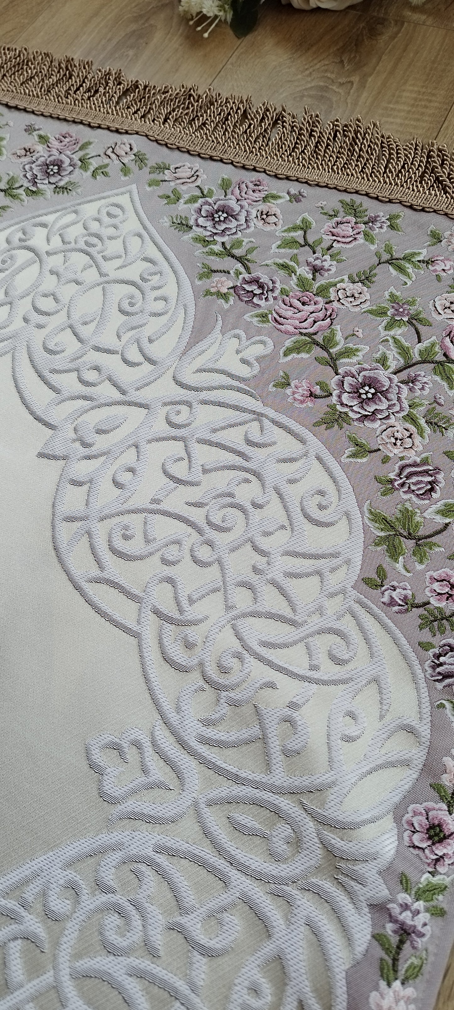 Satin Gebedskleed met Geborduurde Bloemen – 70×120 cm