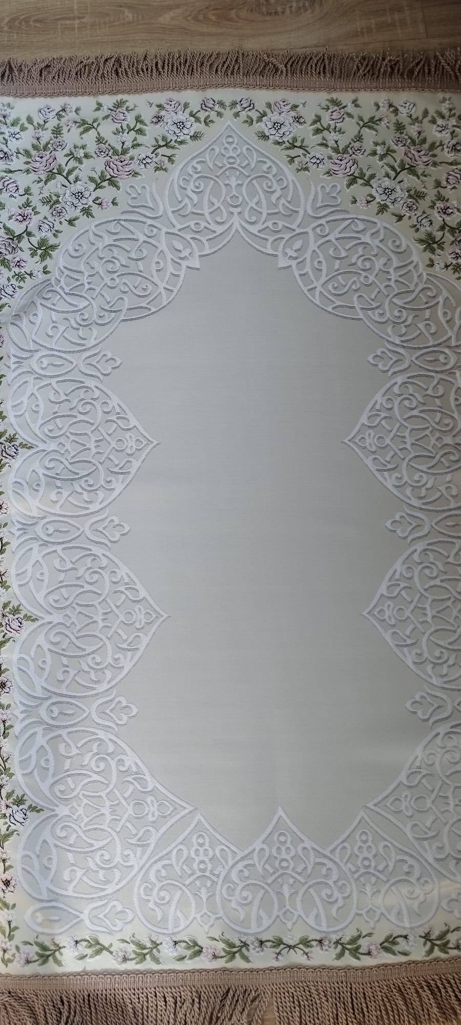 Satin Gebedskleed met Geborduurde Bloemen – 70×120 cm