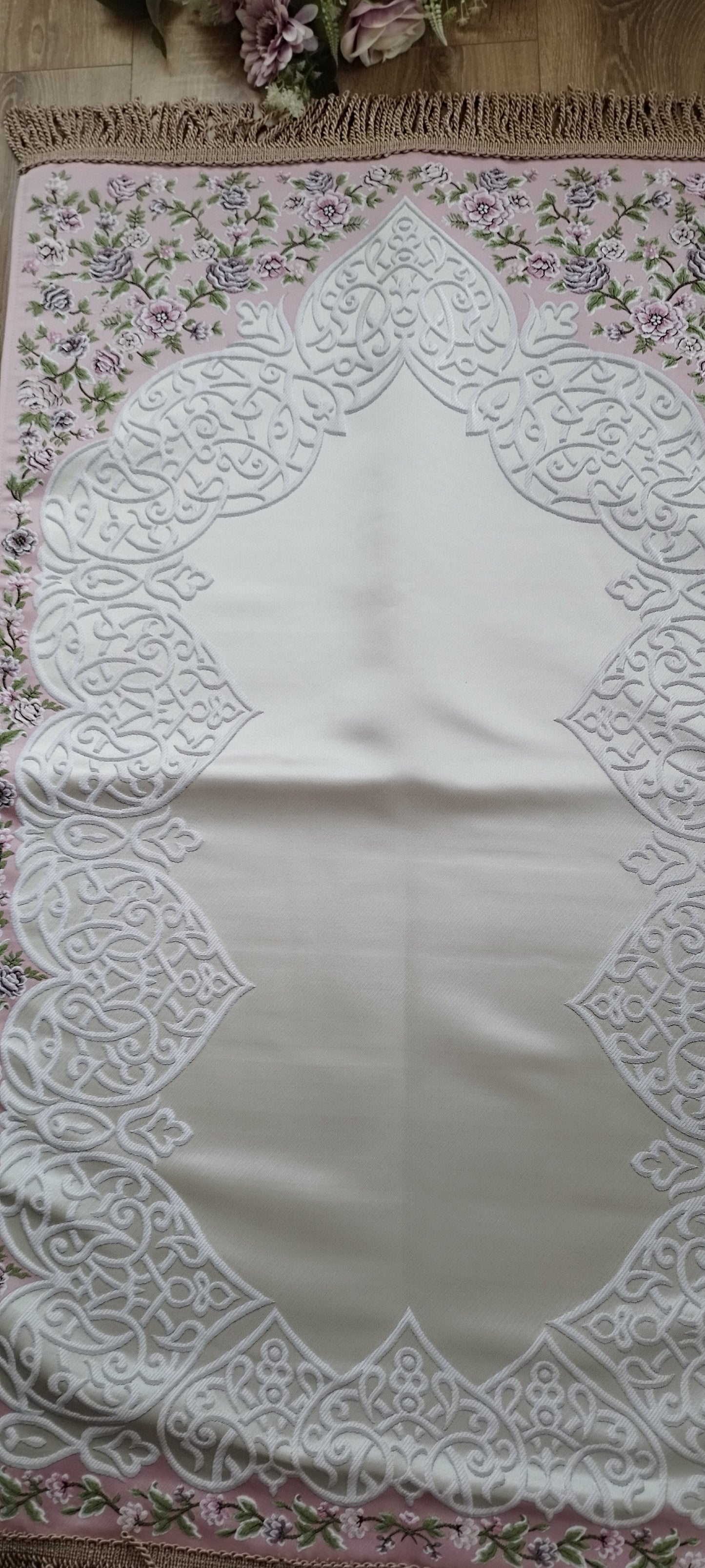 Satin Gebedskleed met Geborduurde Bloemen – 70×120 cm