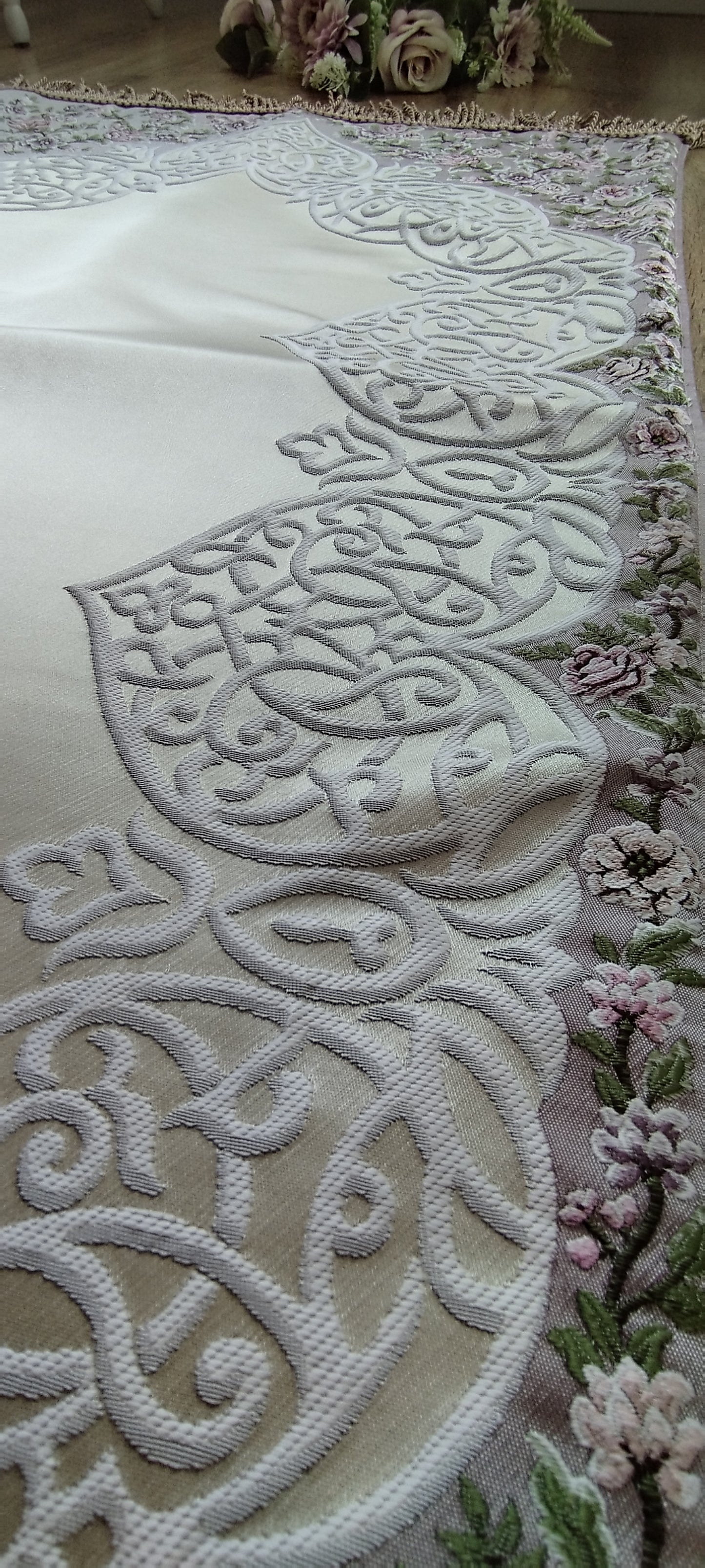 Satin Gebedskleed met Geborduurde Bloemen – 70×120 cm