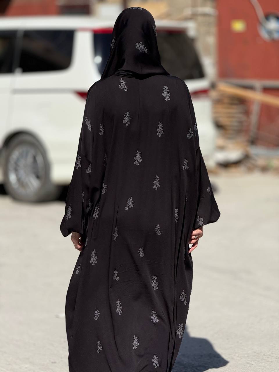 Elegante abaya met sjaal – Italiaanse zijde in tijdloze zwart