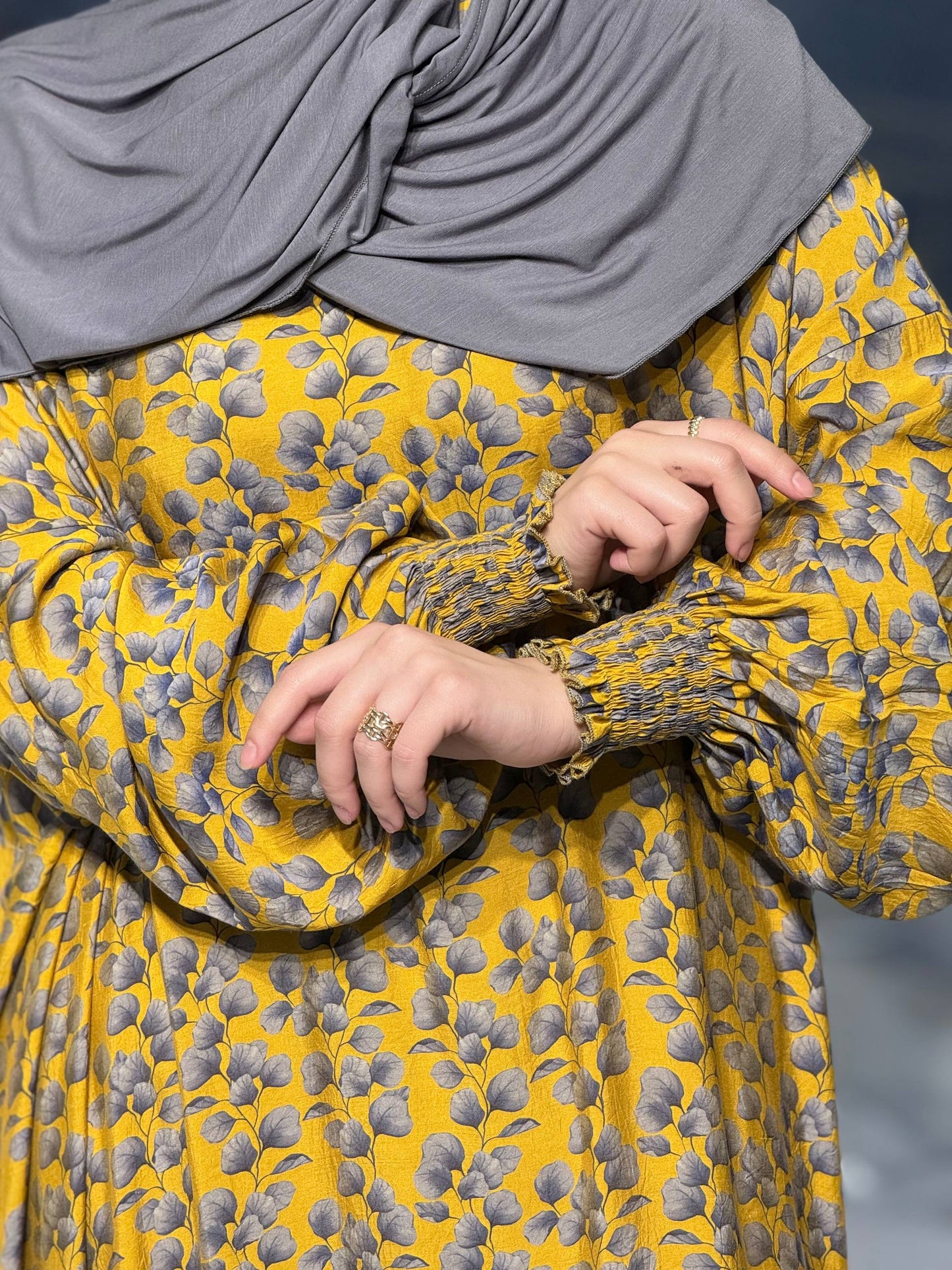 Nieuw ontwerp met ingenaaide sjaal – Zonnige elegantie