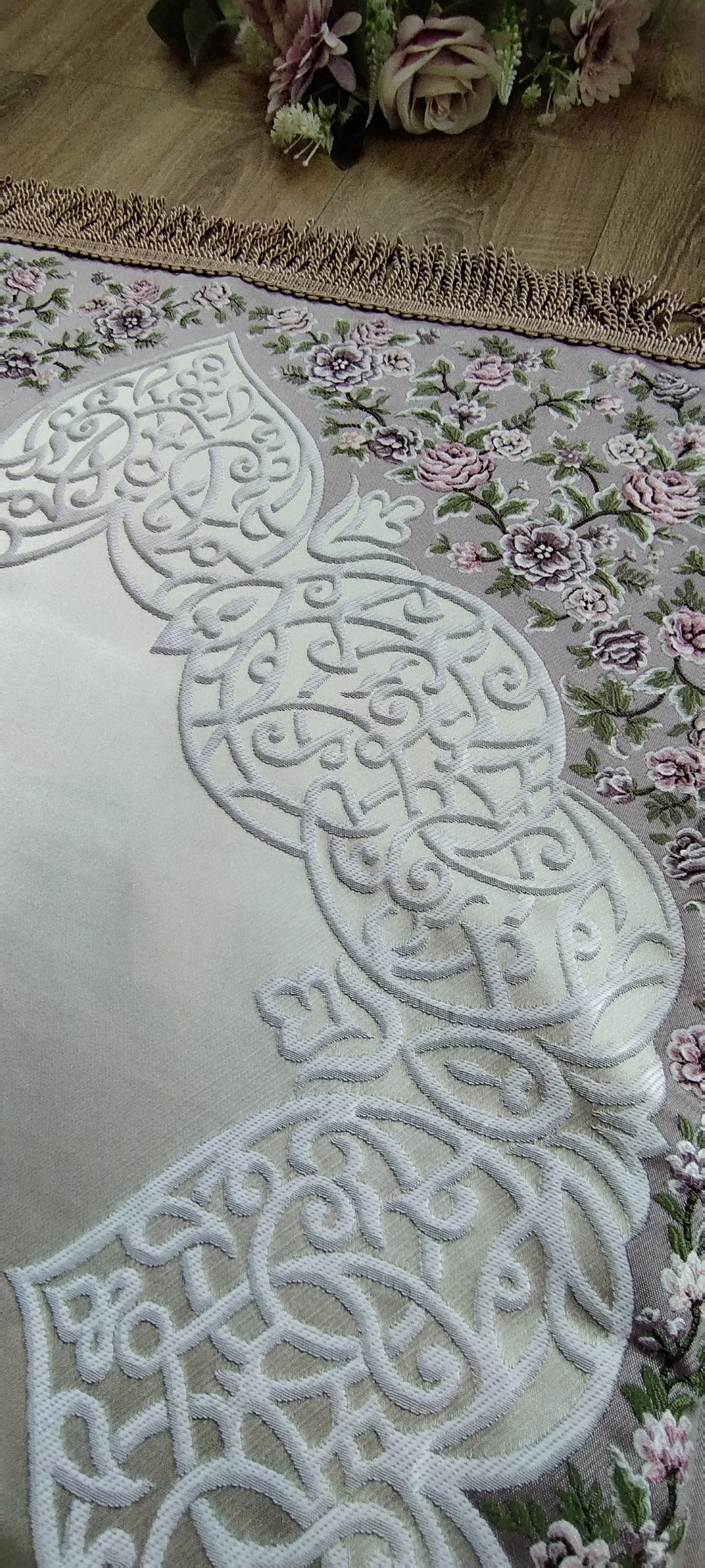 Satin Gebedskleed met Geborduurde Bloemen – 70×120 cm