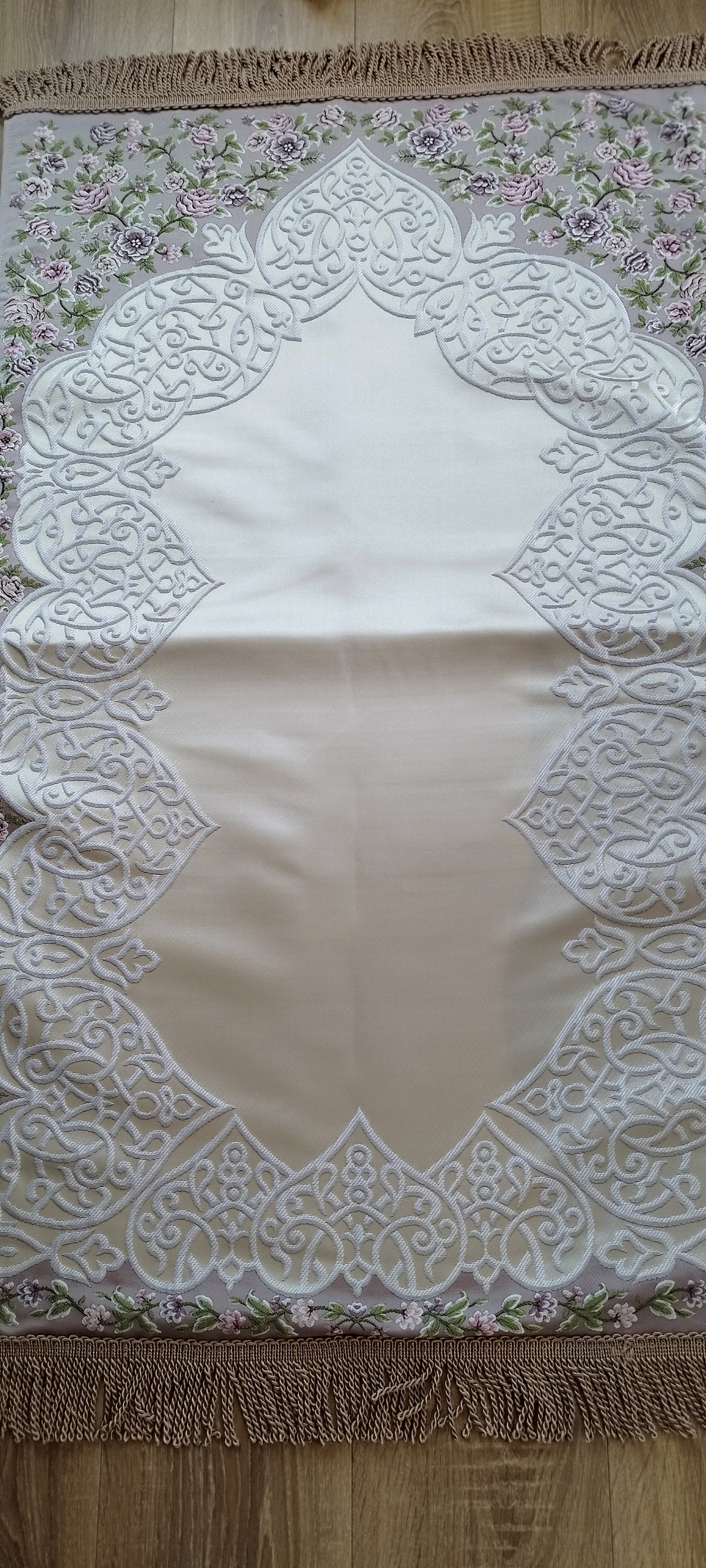 Satin Gebedskleed met Geborduurde Bloemen – 70×120 cm