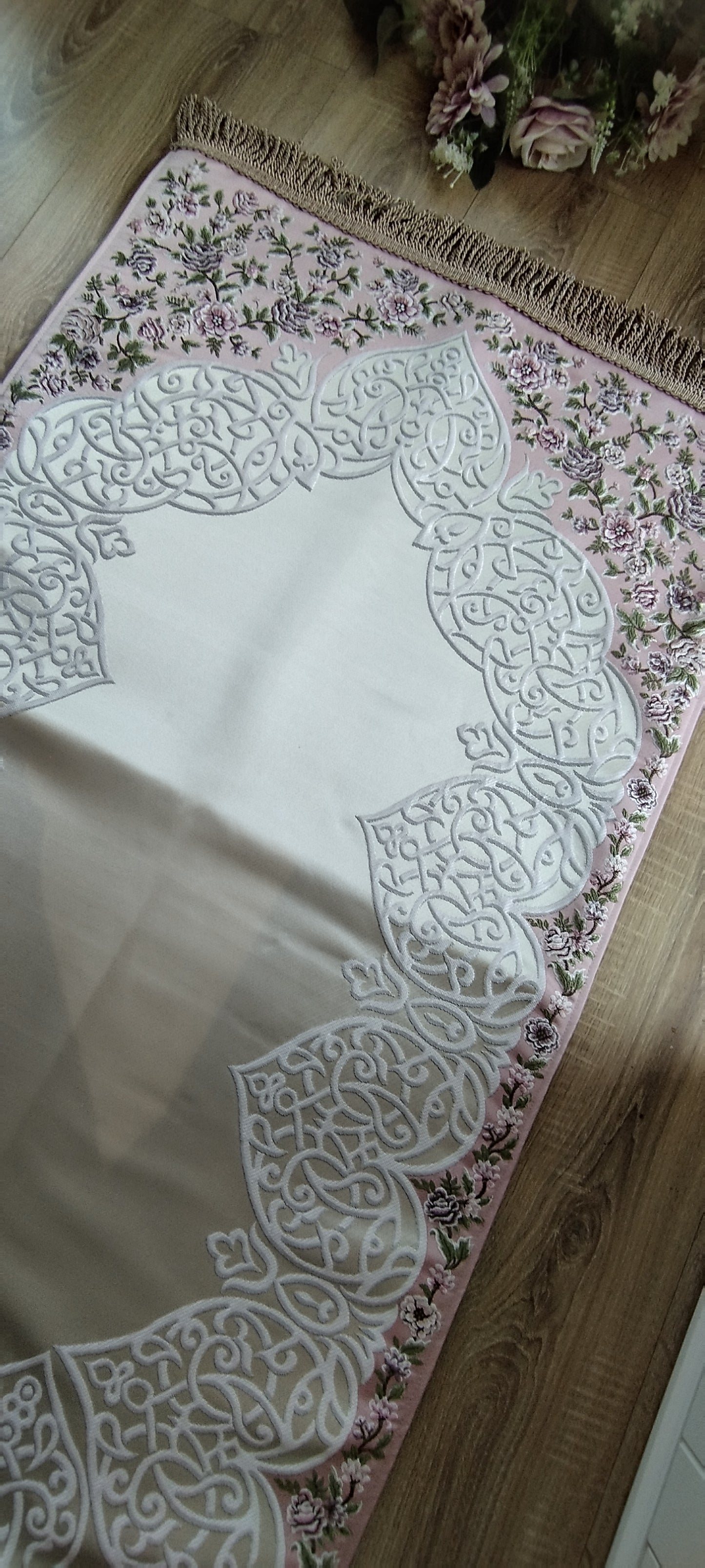 Satin Gebedskleed met Geborduurde Bloemen – 70×120 cm
