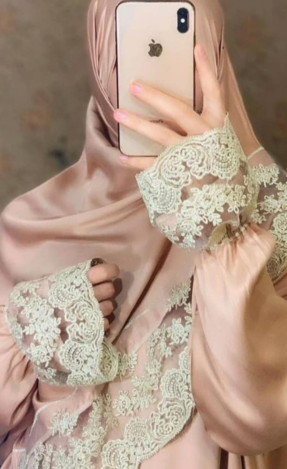 Prachtige gebedjurk van katoen en zijde met fijn kant